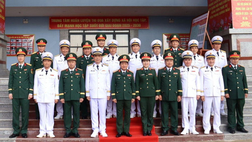 Thượng tướng Trịnh Văn Quyết cùng các đại biểu. 2222.jpg