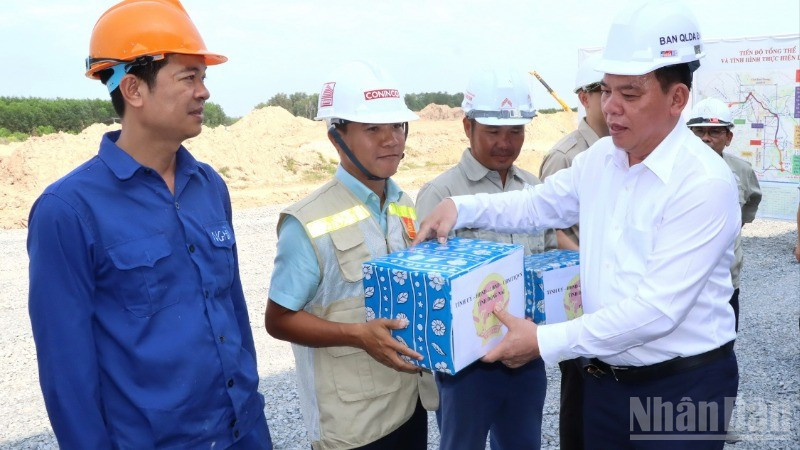 Chủ tịch Ủy ban nhân dân tỉnh Đồng Nai Võ Tấn Đức tặng quà động viên người lao động trên công trường dự án đường Vành đai 3-Thành phố Hồ Chí Minh, đoạn qua địa bàn tỉnh. ndo_br_img-0633-resize-2324.jpg