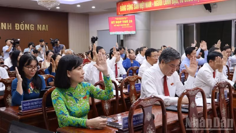 Các đại biểu Hội đồng nhân dân tỉnh Đồng Nai biểu quyết thông qua Nghị quyết tại kỳ họp.