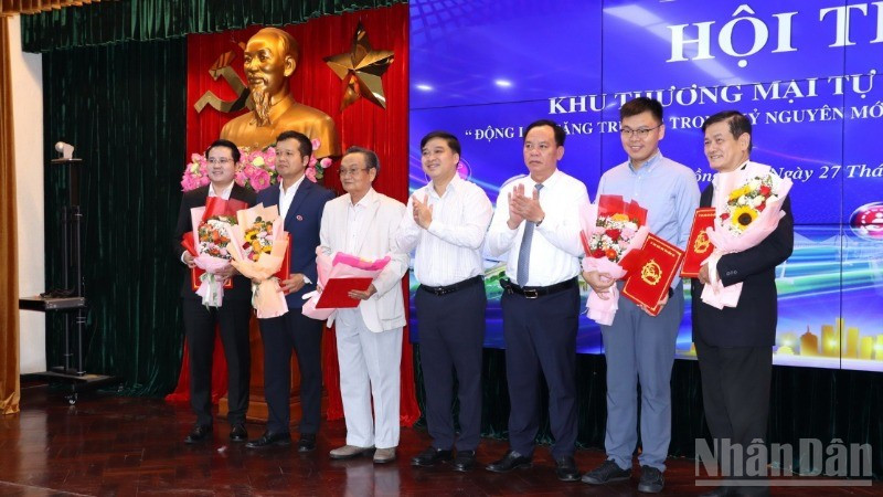 Lãnh đạo tỉnh Đồng Nai chúc mừng các thành viên Tổ tư vấn kinh tế-xã hội. ndo_br_999-resize-1864.jpg