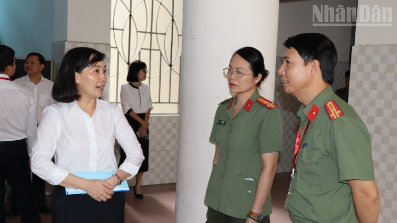 Thành viên Đoàn kiểm tra trao đổi tại buổi kiểm tra. ndo_tr_2-7908.jpg