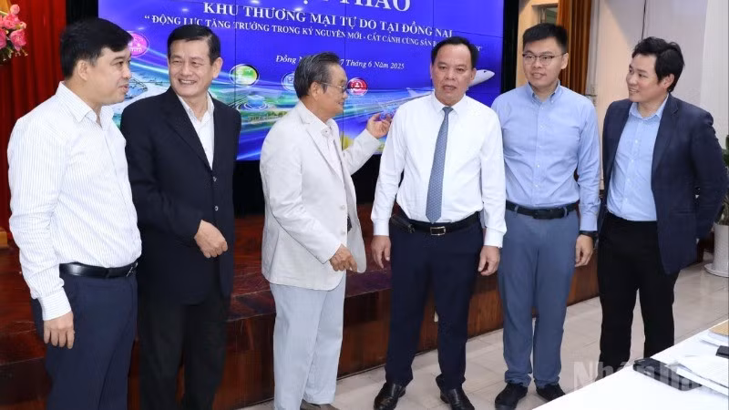 Lãnh đạo tỉnh Đồng Nai trao đổi với các chuyên gia, nhà khoa học tại hội thảo.