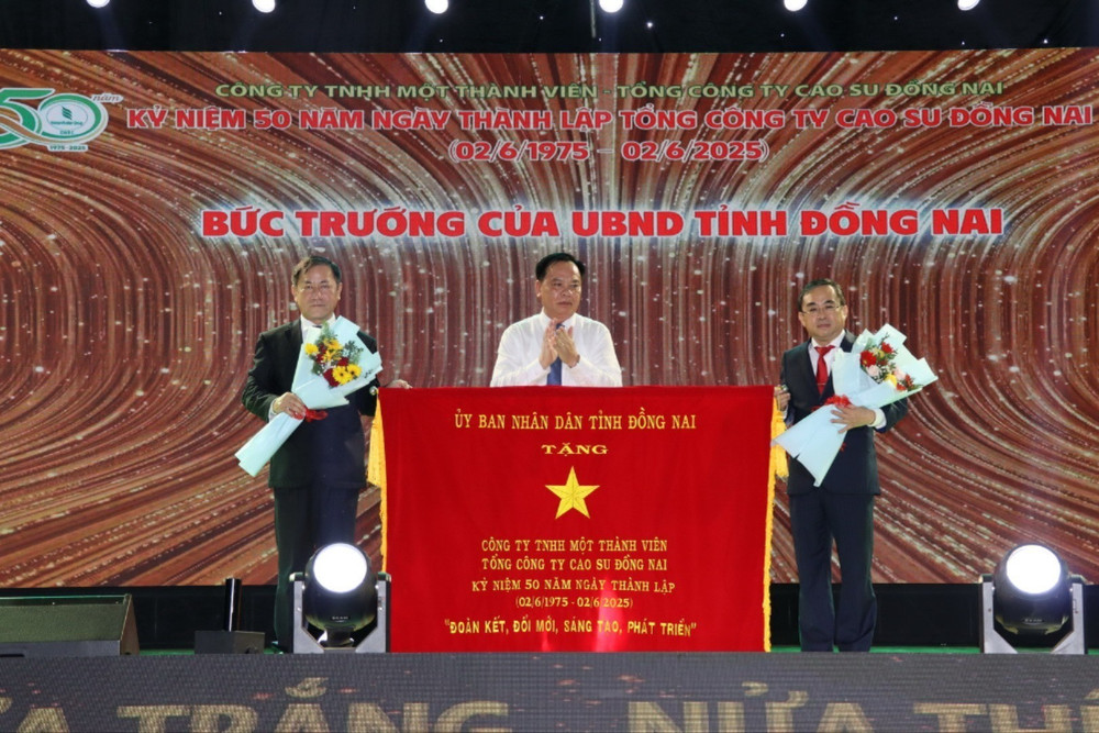 Lãnh đạo tỉnh Đồng Nai tặng bức trướng cho Tổng Công ty Cao-su Đồng Nai nhân kỷ niệm 50 năm Ngày thành lập. 3-resize-3879.jpg