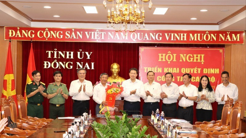 Các đồng chí trong Ban Thường vụ Tỉnh ủy Đồng Nai cùng đồng chí Hồ Thanh Sơn. 2-8114.jpg