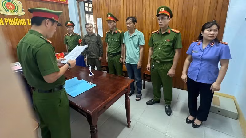 Cơ quan cảnh sát điều tra tống đạt các quyết định khởi tố vụ án đối với Phan Hoàng Phúc. (Ảnh: Công an cung cấp)