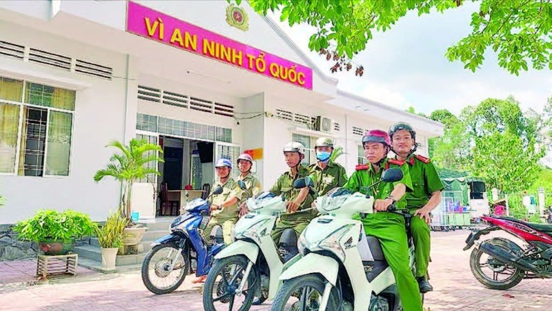 Lực lượng cơ sở phối hợp với công an xã tuần tra bảo đảm an ninh trật tự tại địa bàn cơ sở.