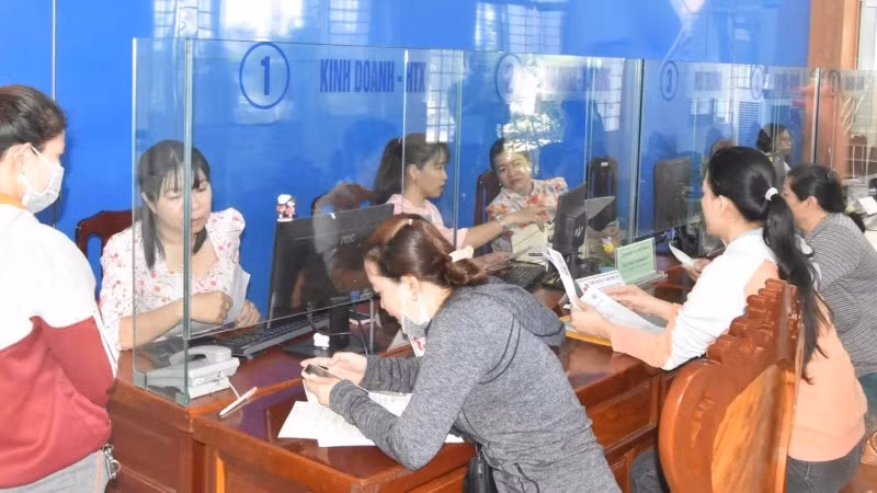 Người dân đến làm thủ tục tại Trung tâm hành chính công phường Mỹ Phong, tỉnh Đồng Tháp. (Ảnh NGUYỄN SỰ)