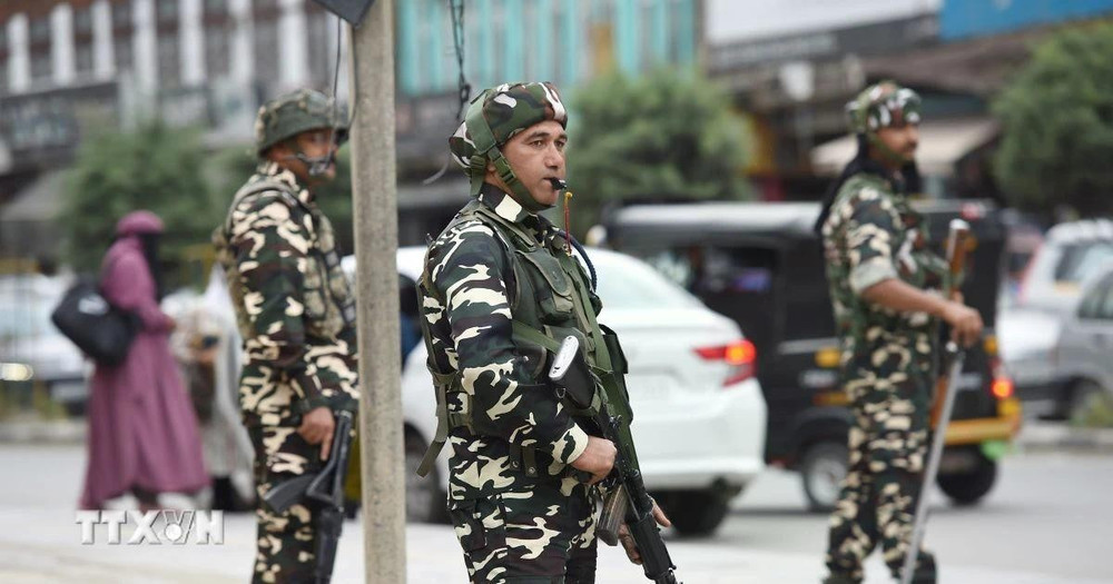 Binh sỹ Ấn Độ gác tại thành phố Srinagar, thủ phủ mùa hè của khu vực Kashmir do Ấn Độ kiểm soát, ngày 9/5/2025. (Ảnh: THX/TTXVN)