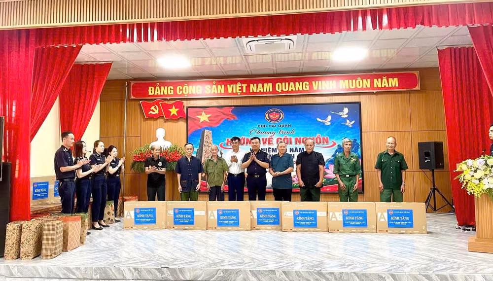 anh-4-cuc-truong-trao-qua-tai-thanh-thuy.jpg