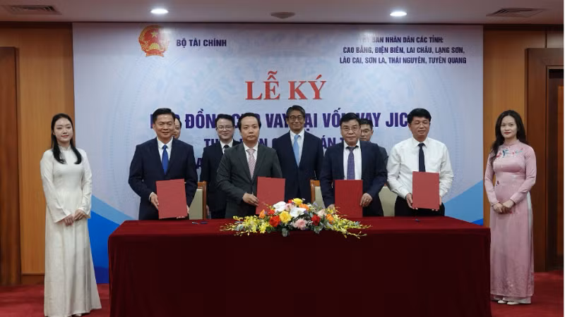 Lãnh đạo các tỉnh ký giao ước thi đua thực hiện dự án, cam kết giải ngân 100% vốn nước ngoài theo kế hoạch. 