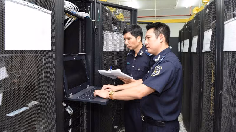Cán bộ hải quan vận hành, kiểm tra hệ thống công nghệ thông tin.