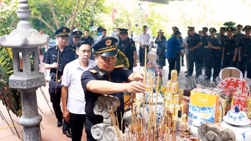 Cục trưởng Cục Hải quan Nguyễn Văn Thọ dâng hương tưởng niệm các Anh hùng liệt sĩ trong Chương trình hướng về cội nguồn tại xã Thanh Thủy, tỉnh Tuyên Quang.