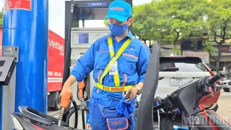 Bộ Tài chính rà soát chính sách thuế để khuyến khích sử dụng xăng E10 Xăng E10 đang được triển khai phân phối rộng rãi trên cả nước theo lộ trình của Chính phủ. (Ảnh: BÁO NHÂN DÂN)