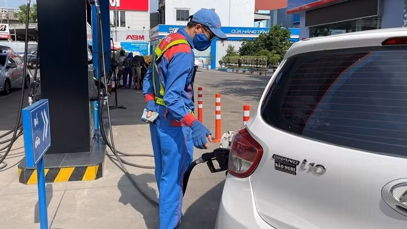 Hoạt động bán lẻ xăng dầu tại cửa hàng trong nước.