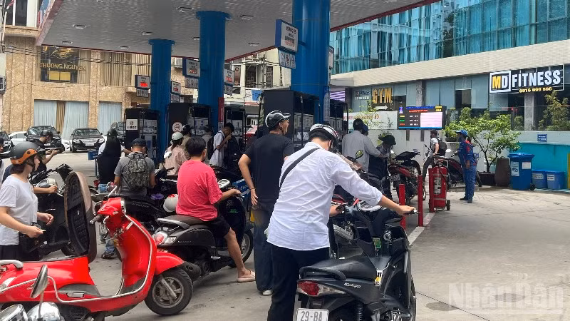 Người dân mua xăng tại một cửa hàng bán lẻ ở Hà Nội trong bối cảnh giá xăng dầu trong nước biến động mạnh theo thị trường thế giới. (Ảnh: Minh Phương)