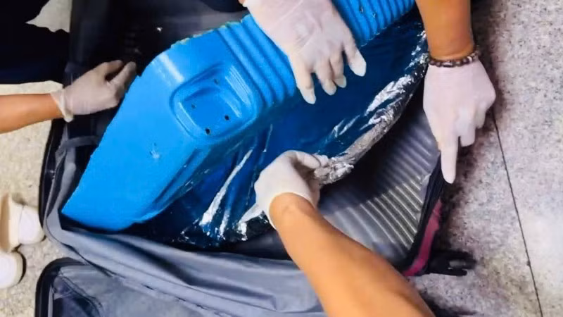 4,5kg cocain bị lực lượng hải quan phát hiện được cất giấu tinh vi trong hành lý cá nhân của nữ hành khách người nước ngoài.