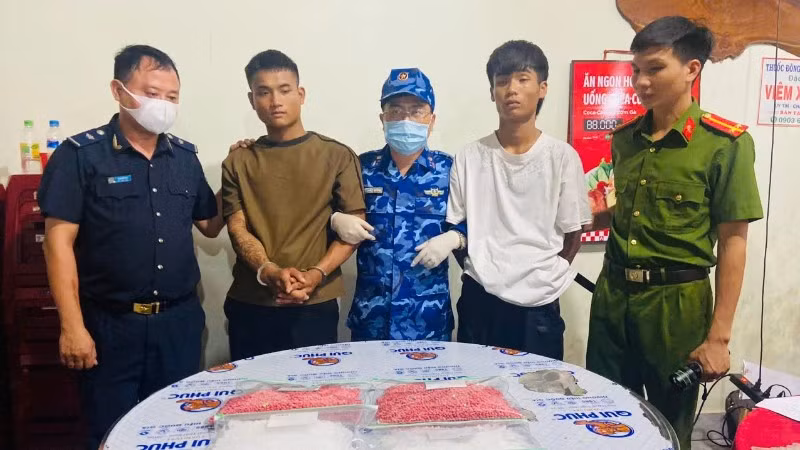 Hai đối tượng cùng tang vật trong vụ vận chuyển trái phép 18.000 viên hồng phiến và 2kg ma túy đá bị lực lượng chức năng bắt giữ.