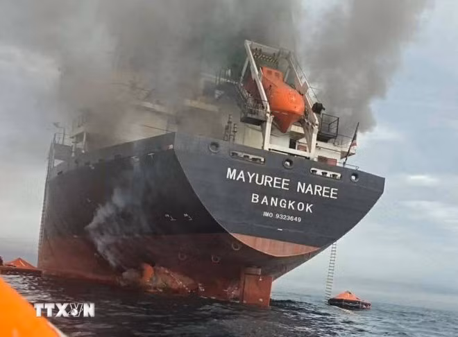 Tàu chở hàng Mayuree Naree treo cờ Thái Lan bị tấn công và bốc cháy tại eo biển Hormuz ngày 11/3/2026. (Ảnh: THX/TTXVN)