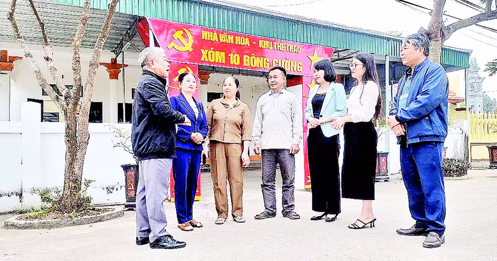 Cán bộ và nhân dân thôn Đông Cường, xã Khánh Thiện, tỉnh Ninh Bình trao đổi kinh nghiệm xây dựng nông thôn mới kiểu mẫu.