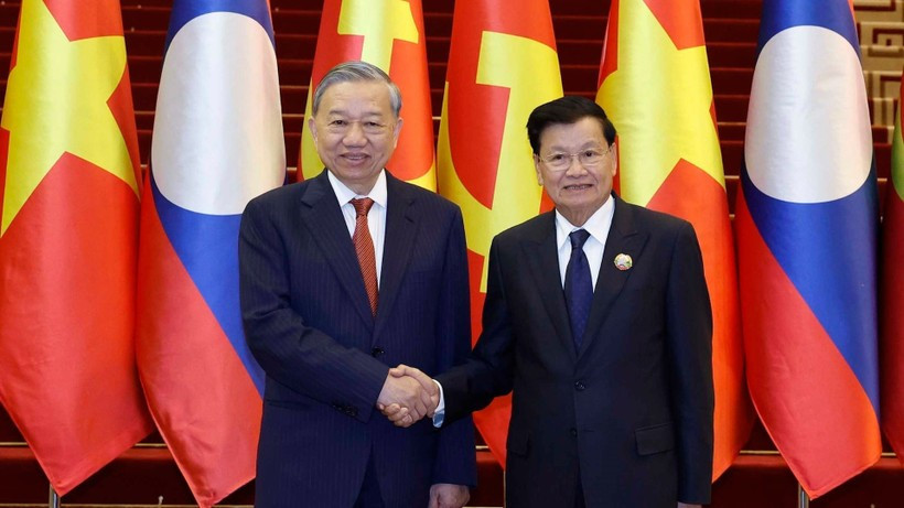 Tổng B&iacute; thư T&ocirc; L&acirc;m v&agrave; Tổng B&iacute; thư, Chủ tịch nước L&agrave;o Thongloun Sisoulith đồng chủ tr&igrave; Cuộc gặp cấp cao giữa Đảng Cộng sản Việt Nam v&agrave; Đảng Nh&acirc;n d&acirc;n C&aacute;ch mạng L&agrave;o. (Ảnh: Thống Nhất/ TTXVN)