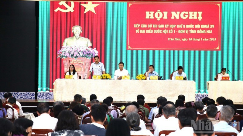 Đại biểu Quốc hội, Trung tướng Nguyễn Sỹ Quang, Cục trưởng Cục An ninh Kinh tế - Bộ Công an trả lời ý kiến cử tri tại buổi tiếp xúc. ndo_br_4-resize-9108.jpg