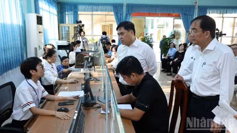 Lãnh đạo phường Trấn Biên kiểm tra việc giải quyết thủ tục tại Trung tâm phục vụ hành chính công.