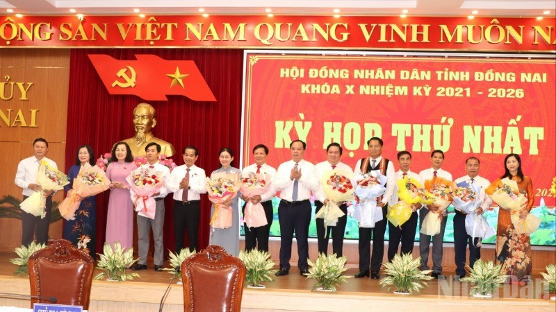 Thường trực Tỉnh ủy Đồng Nai tặng hoa chúc mừng Thường trực và lãnh đạo các ban của Hội đồng nhân dân tỉnh. ndo_br_2-resize-4782-3546.jpg