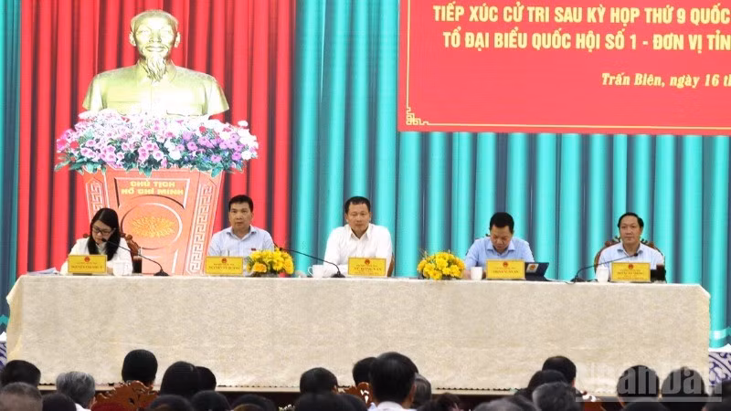 Các đại biểu Quốc hội Tổ số 1 Đoàn đại biểu Quốc hội tỉnh Đồng Nai tiếp xúc cử tri tại phường Trấn Biên, tỉnh Đồng Nai.