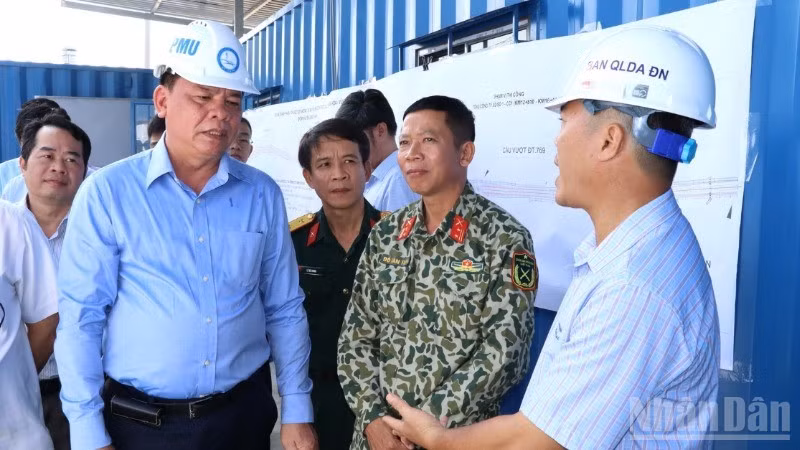 Chủ tịch Ủy ban nhân dân tỉnh Đồng Nai Võ Tấn Đức kiểm tra, đốc thúc đẩy nhanh tiến độ dự án xây dựng cao tốc Biên Hòa-Vũng Tàu, đoạn qua phường Phước Tân.