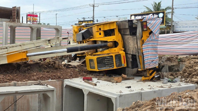 Hiện trường cần cấu sập đè một người chết. ndo_br_z6818024503928-d914cb83ce7dfa16144ef0a34e0c4a16-resize-9983.jpg
