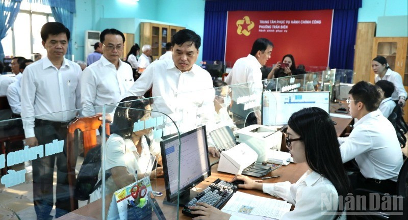 Lãnh đạo phường Trấn Biên kiểm tra việc giải quyết thủ tục tại Trung tâm phục vụ hành chính công phường. ndo_br_35-1431.jpg