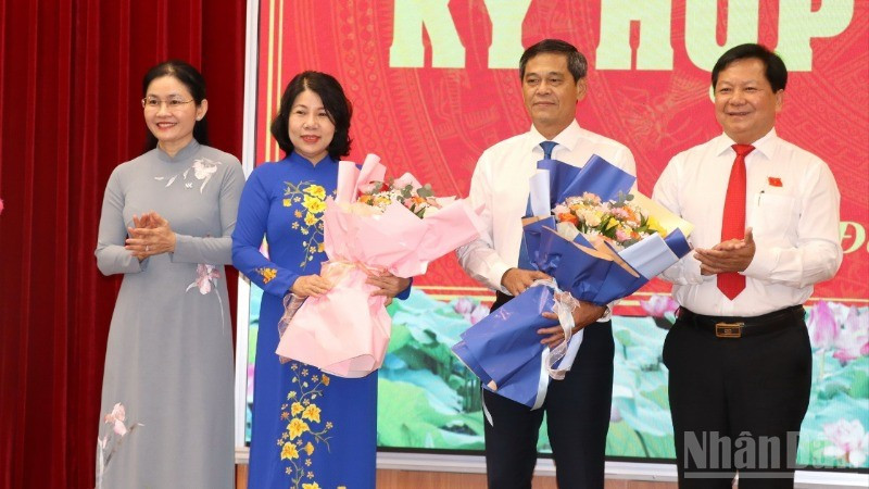 Thường trực Hội đồng nhân dân tỉnh Đồng Nai tặng hoa 2 lãnh đạo Hội đồng nhân dân tỉnh nghỉ hưu. ndo_br_6-resize-3036-8735.jpg