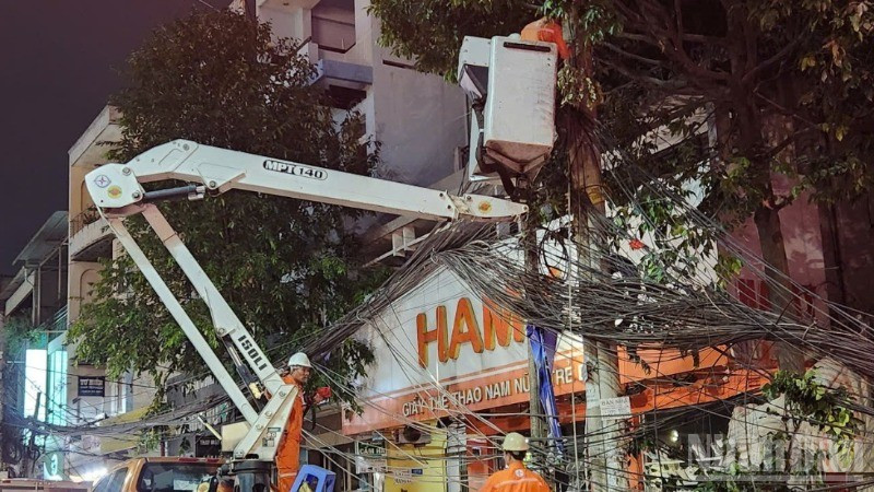 Nhân viên Công ty điện lực Đồng Nai khắc phục sự cố , đấu nối lại điện cho người dân gần khu vực trên. ndo_br_3-5613-7850.jpg