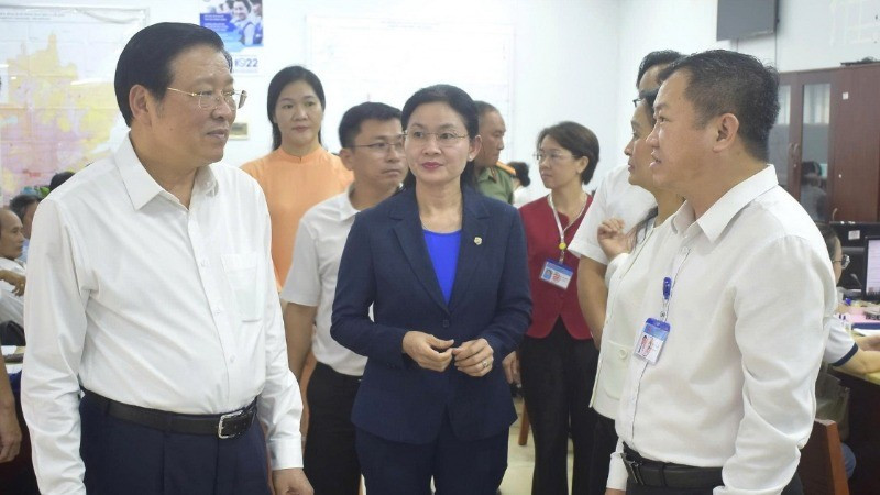 Đồng chí Phan Đình Trạc trao đổi với lãnh đạo tỉnh Đồng Nai và phường Long Khánh. 11-8916.jpg