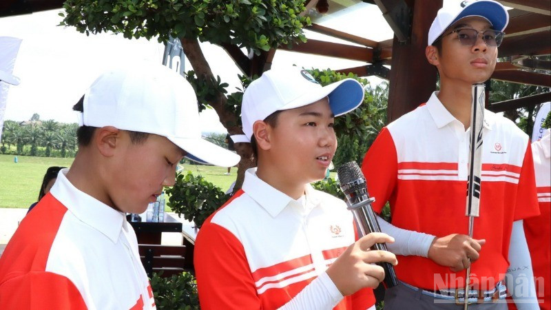 Em Nguyễn Quốc Bảo Huy đặt câu hỏi tại buổi giao lưu tại sân golf Long Thành. ndo_br_4-resize-7843.jpg