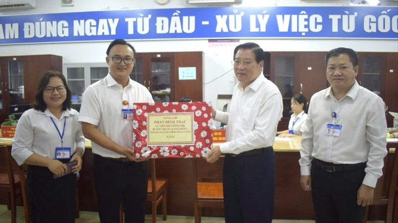 Đồng chí Phan Đình Trạc tặng quà cho đại diện Trung tâm phục vụ hành chính công phường Long Khánh. 22-1603.jpg