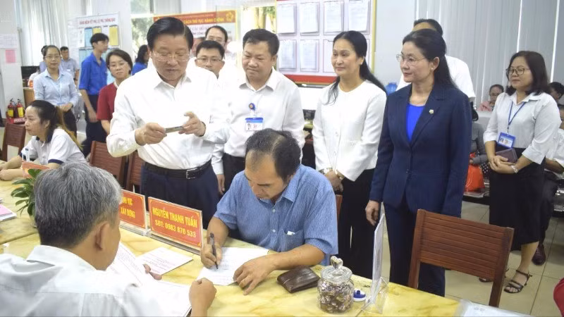 Đồng chí Phan Đình Trạc, Ủy viên Bộ Chính trị, Bí thư Trung ương Đảng, Trưởng ban Nội chính Trung ương đã kiểm tra tại Trung tâm phục vụ hành chính công phường Long Khánh.