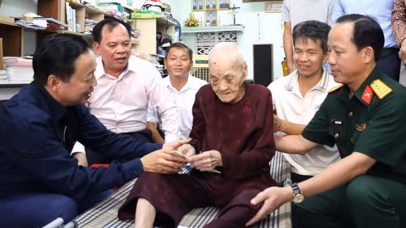 Phó Thủ tướng Trần Hồng Hà thăm hỏi, tặng quà Mẹ Việt Nam Anh hùng Nguyễn Thị Mùi.