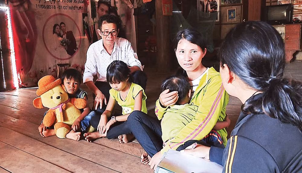 Cán bộ địa phương xã Ea Drăng, tỉnh Đắk Lắk đến nhà vận động, tuyên truyền cho người dân về hệ lụy của lao động trẻ em.