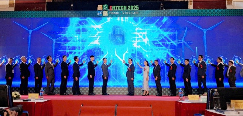 Các đại biểu thực hiện nghi thức khai mạc hội chợ triển lãm. a.jpg