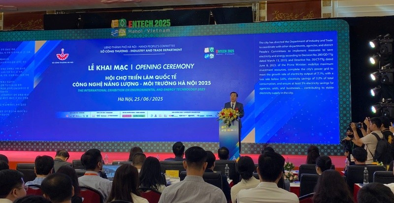 Giám đốc Sở Công thương Hà Nội Võ Nguyên Phong phát biểu khai mạc. d.jpg