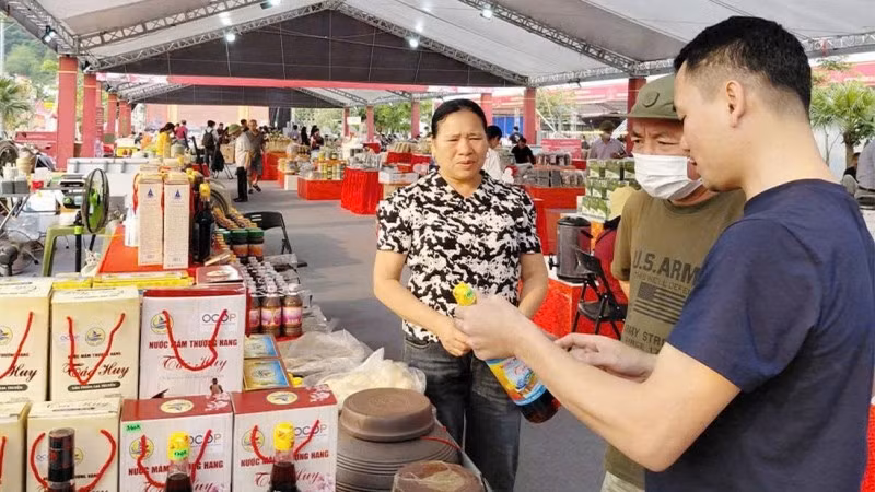 Người tiêu dùng tìm hiểu, mua sắm các sản phẩm OCOP, đặc sản làng nghề tại chương trình. 