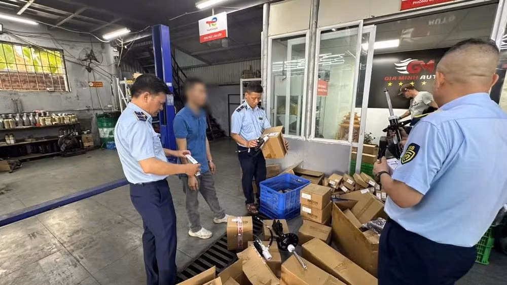 Qua kiểm tra, Đội Quản lý thị trường số 1 phát hiện 835 sản phẩm phụ tùng, phụ kiện ô tô không có hóa đơn, chứng từ chứng minh nguồn gốc hợp pháp, có dấu hiệu giả mạo nhãn hiệu PEUGEOT.