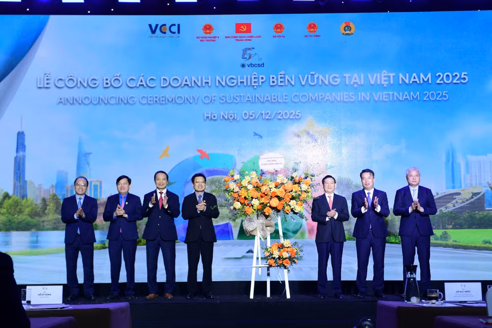 Phó Thủ tướng Hồ Đức Phớc trao hoa tri ân ban hội đồng đánh giá CSI. 