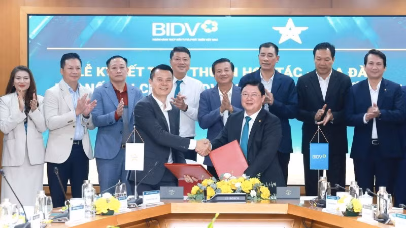 Ông Nguyễn Phúc Long - Chủ tịch Câu lạc bộ Sao Vàng đất Việt và ông Đoàn Việt Nam - Phó Tổng Giám đốc BIDV đại diện hai đơn vị ký kết thỏa thuận hợp tác