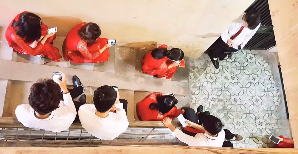 Không ít bạn trẻ lướt mạng thay vì đọc sâu. Ảnh: VĂN HỌC