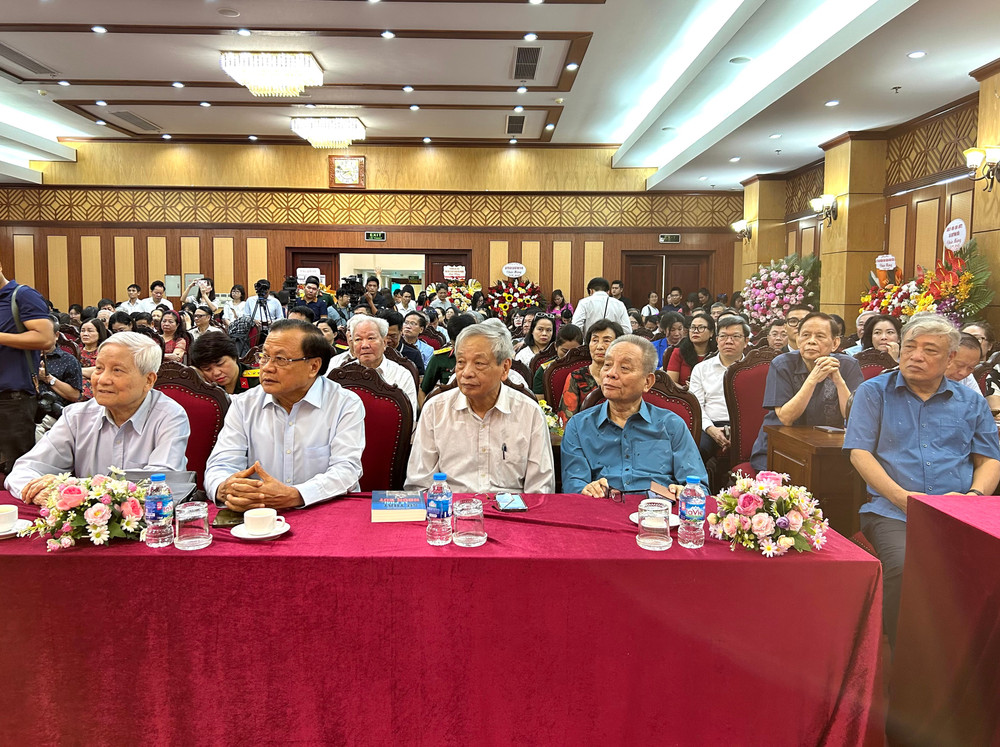 Các đại biểu tham dự lễ ra mắt sách. img-9813.jpg