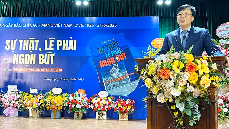 Nhà báo, nhà văn Hồ Quang Lợi chia sẻ tại buổi lễ ra mắt sách “Sự thật, Lẽ phải và Ngọn bút”.