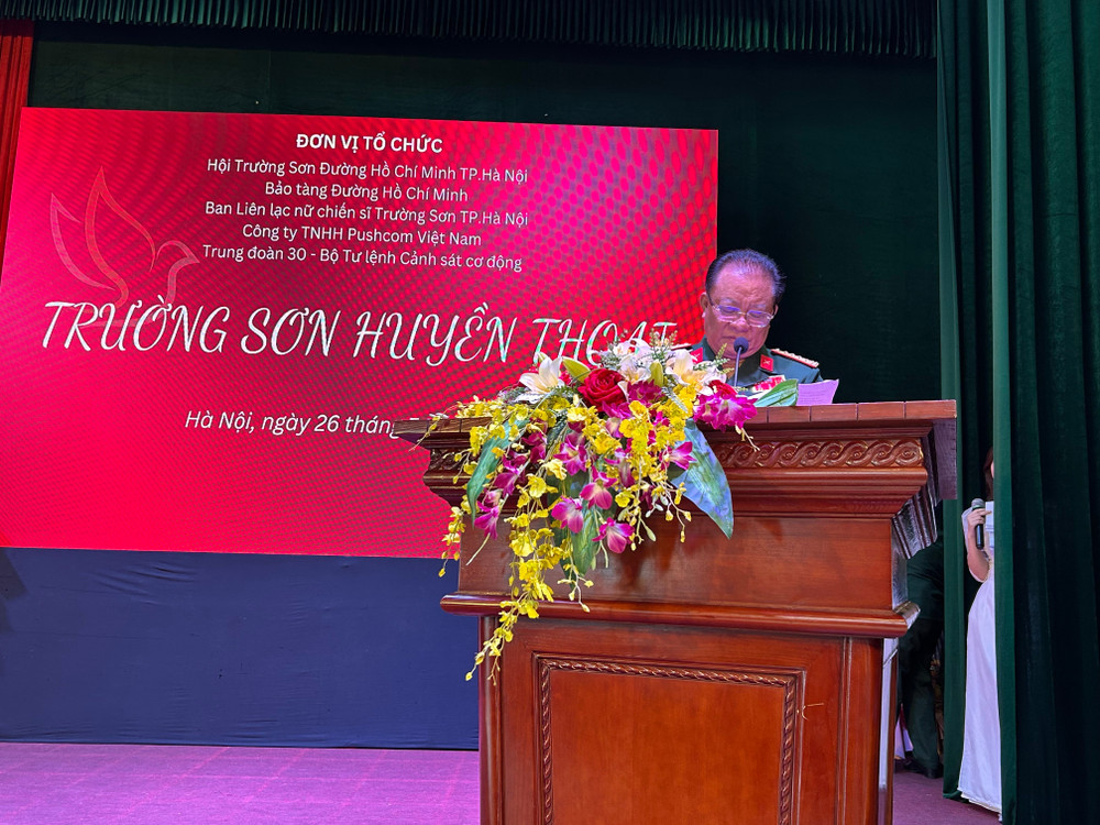 Đại tá Nguyễn Đức Thuận, Chủ tịch Hội Trường Sơn-Đường Hồ Chí Minh thành phố Hà Nội phát biểu khai mạc Chương trình. img-0835.jpg
