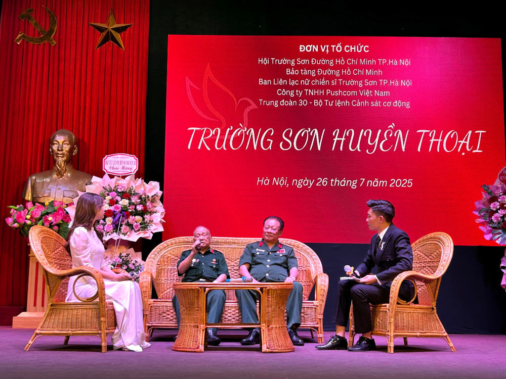Thiếu tướng Võ Sở, Chủ tịch Hội Truyền thống Trường Sơn-Đường Hồ Chí Minh giao lưu tại Chương trình. img-0840.jpg
